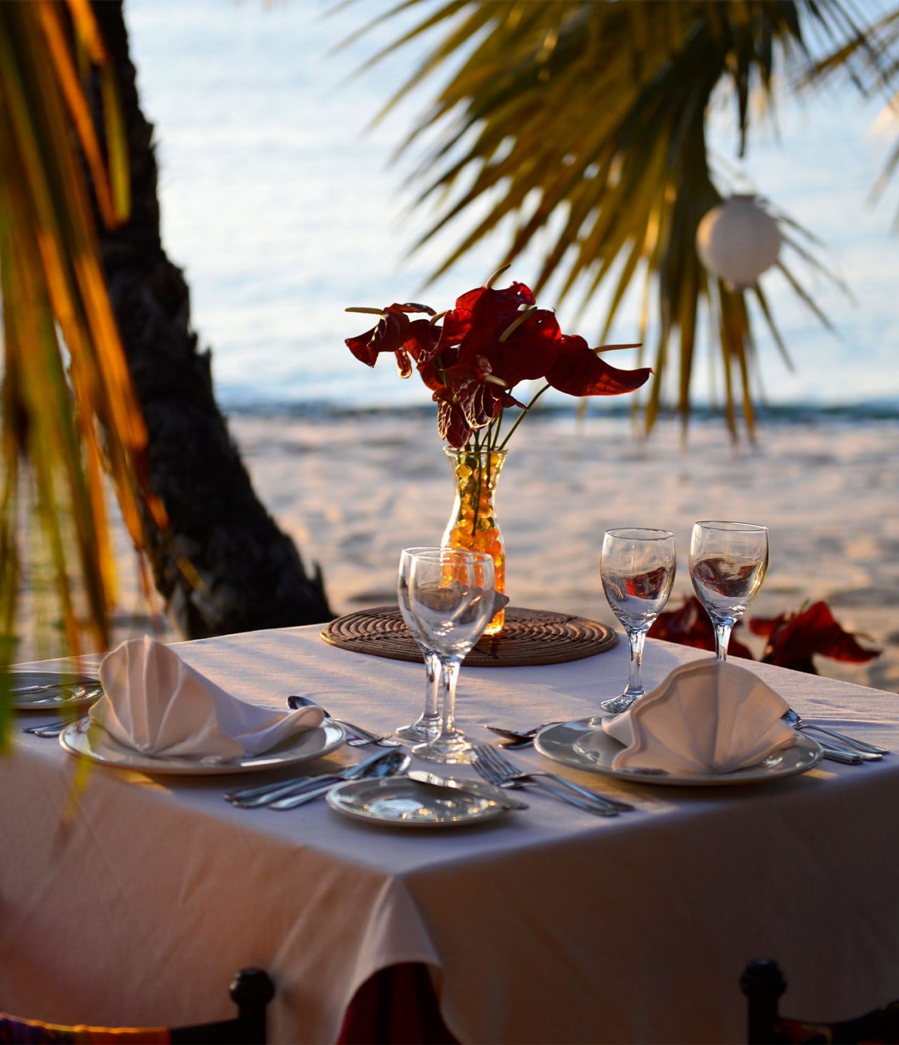 El bar Sunset, del Eco Resort en la Isla de Bazaruto, tiene mesas con vista a la playa y al mar