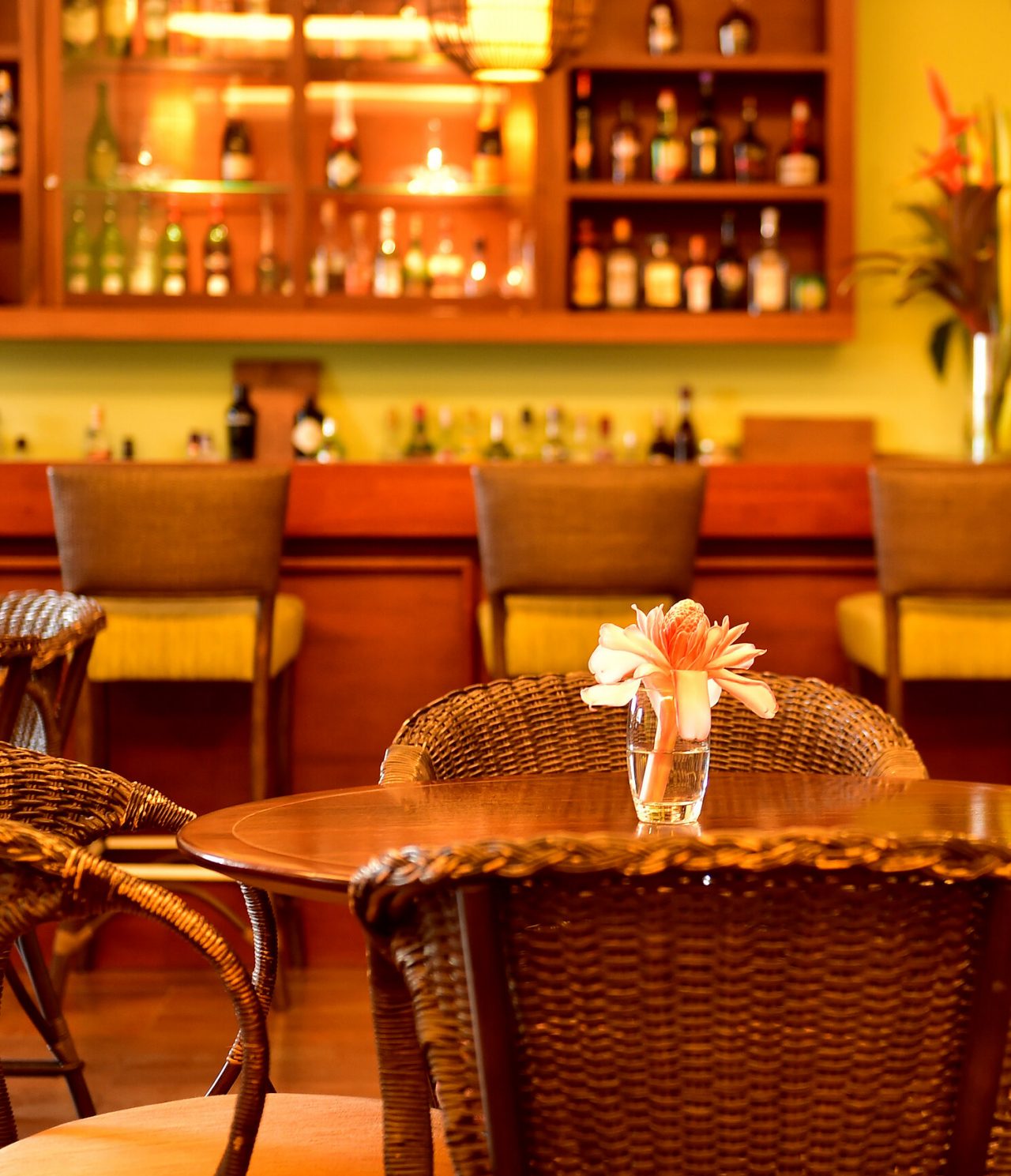 El bar Uê D’Omale, del Resort 5 Estrellas en São Tomé, tiene mesas con flores y sirve varias bebidas y cócteles