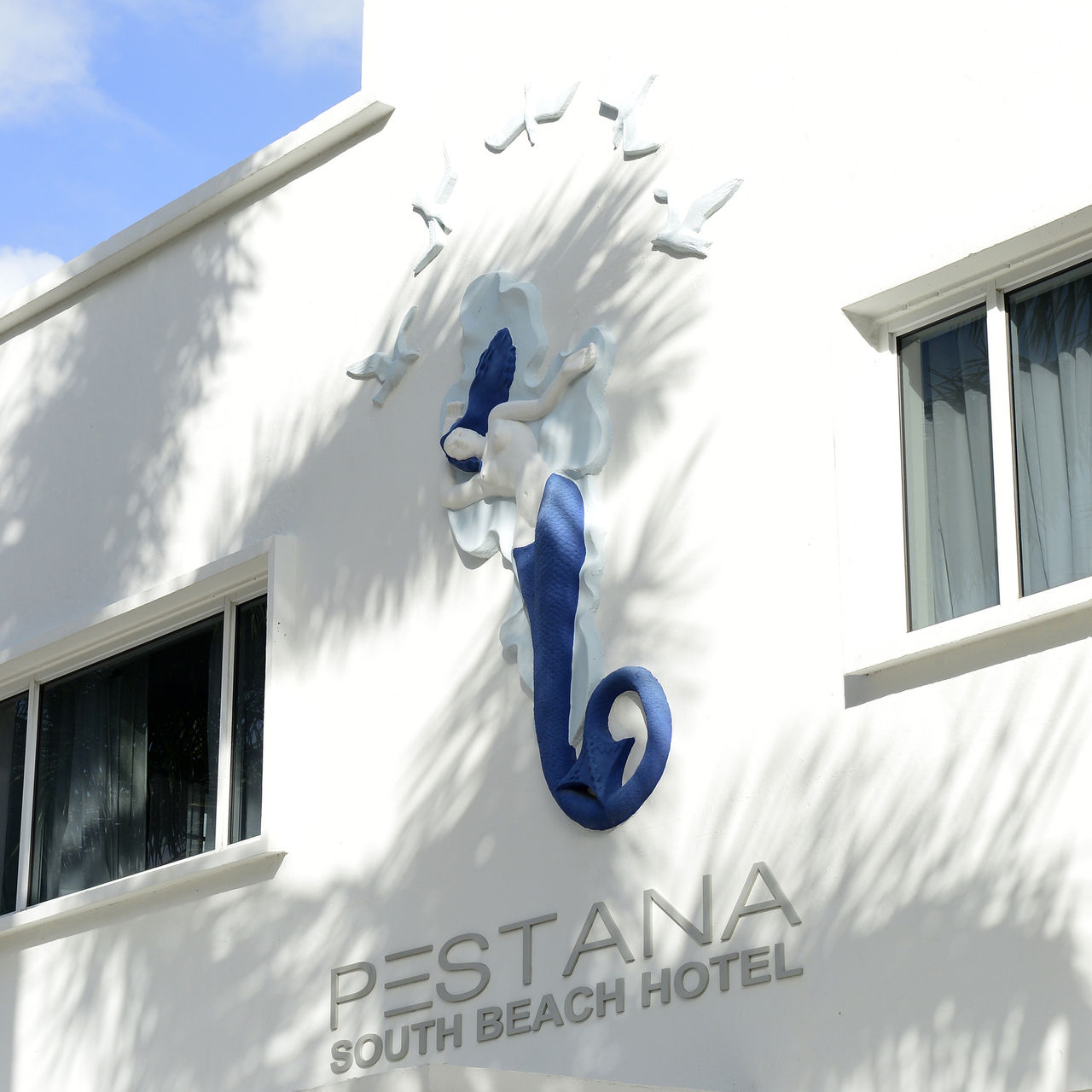 Fachada del Pestana Miami South Beach hotel, con una escultura destacada mostrando una sirena y el número 1831