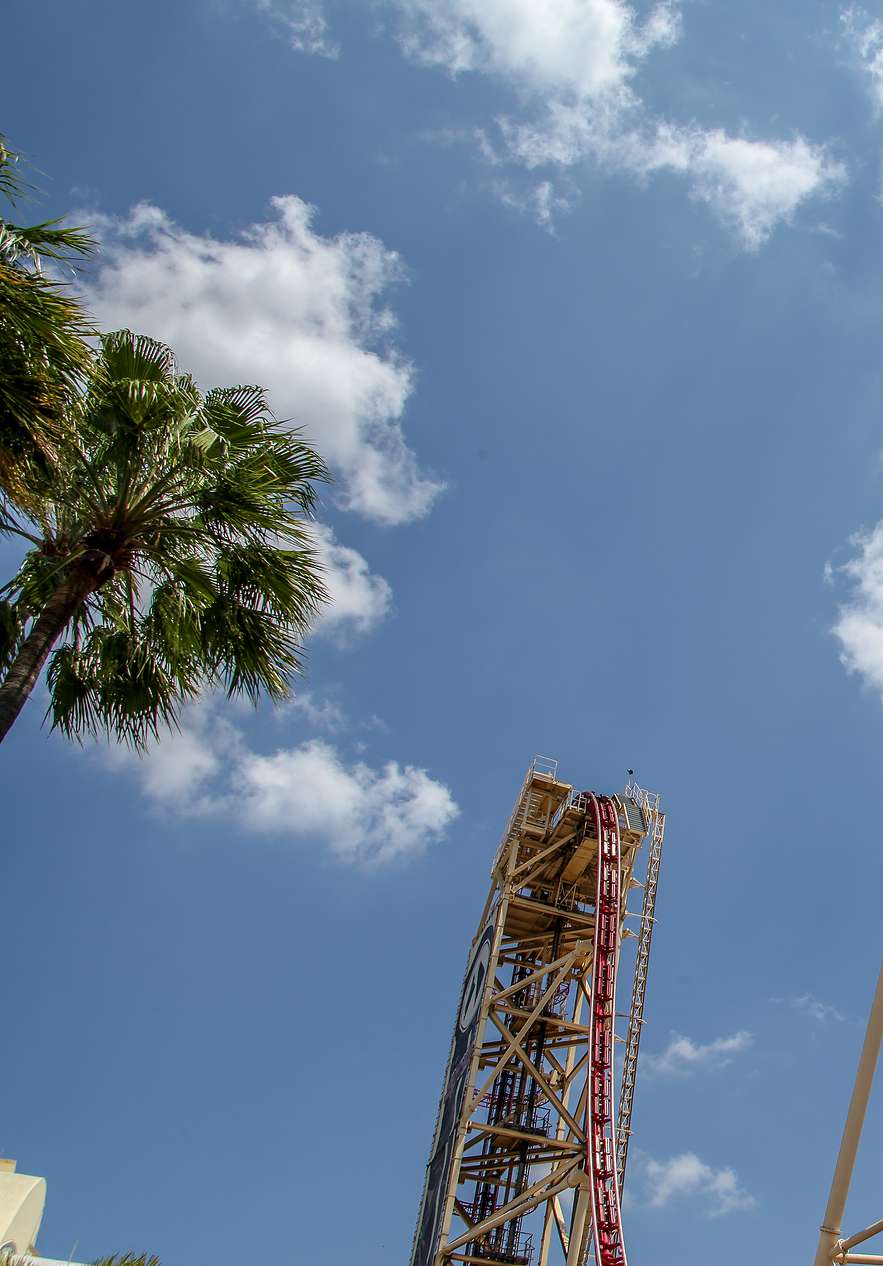 Vista desde abajo de una montaña rusa en el parque temático de Disney en Orlando, con personas a bordo