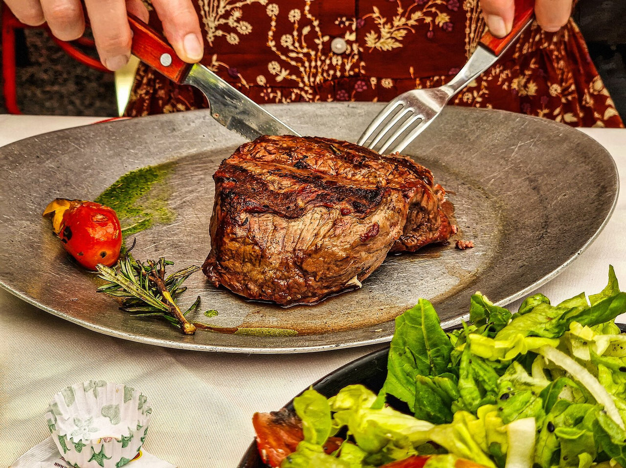 Plato típico de la gastronomía argentina, compuesto por carne de res, acompañado de una ensalada de lechuga y tomate