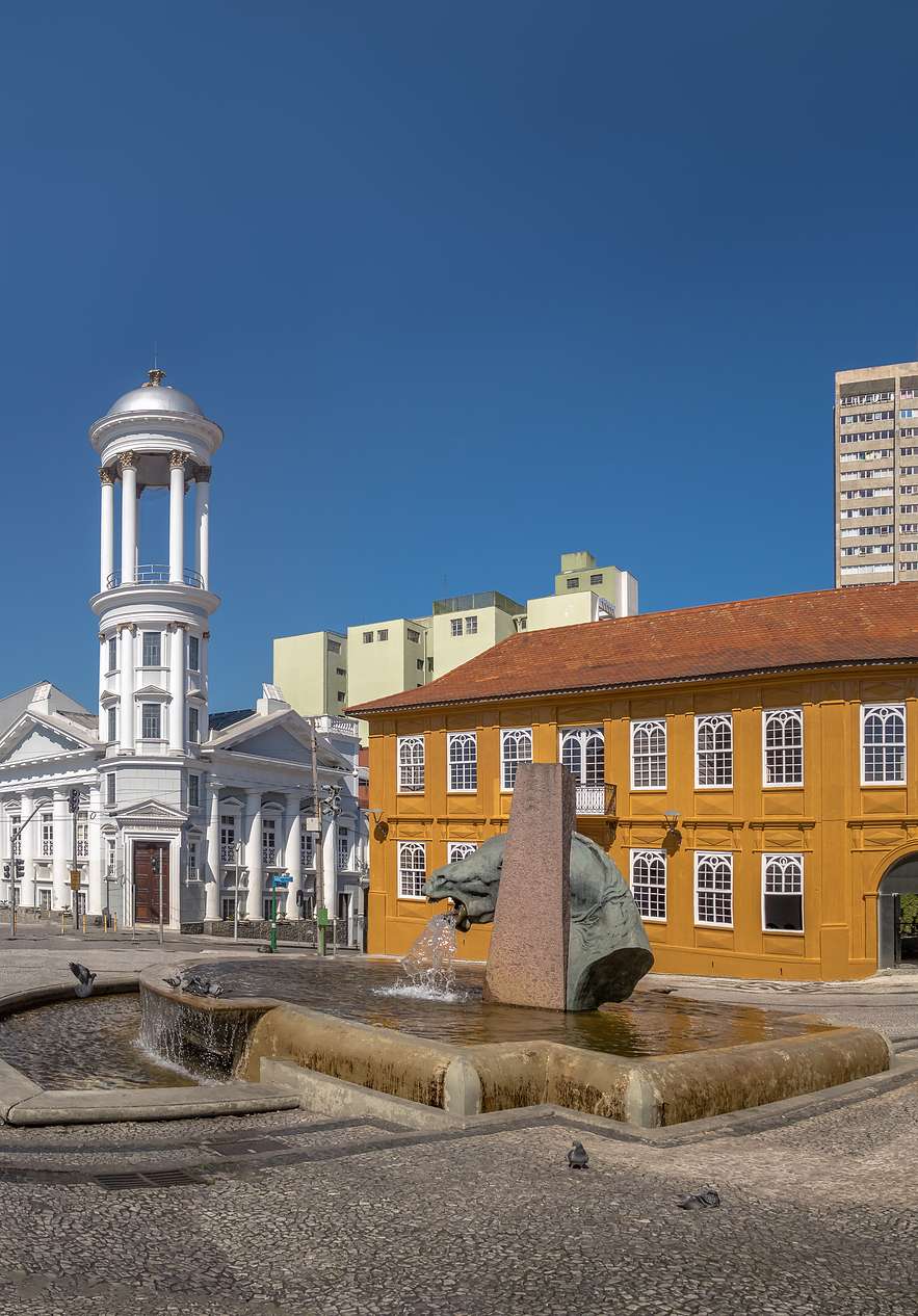 Con edificios históricos, plazas y monumentos, el centro de Curitiba ofrece una rica experiencia cultural
