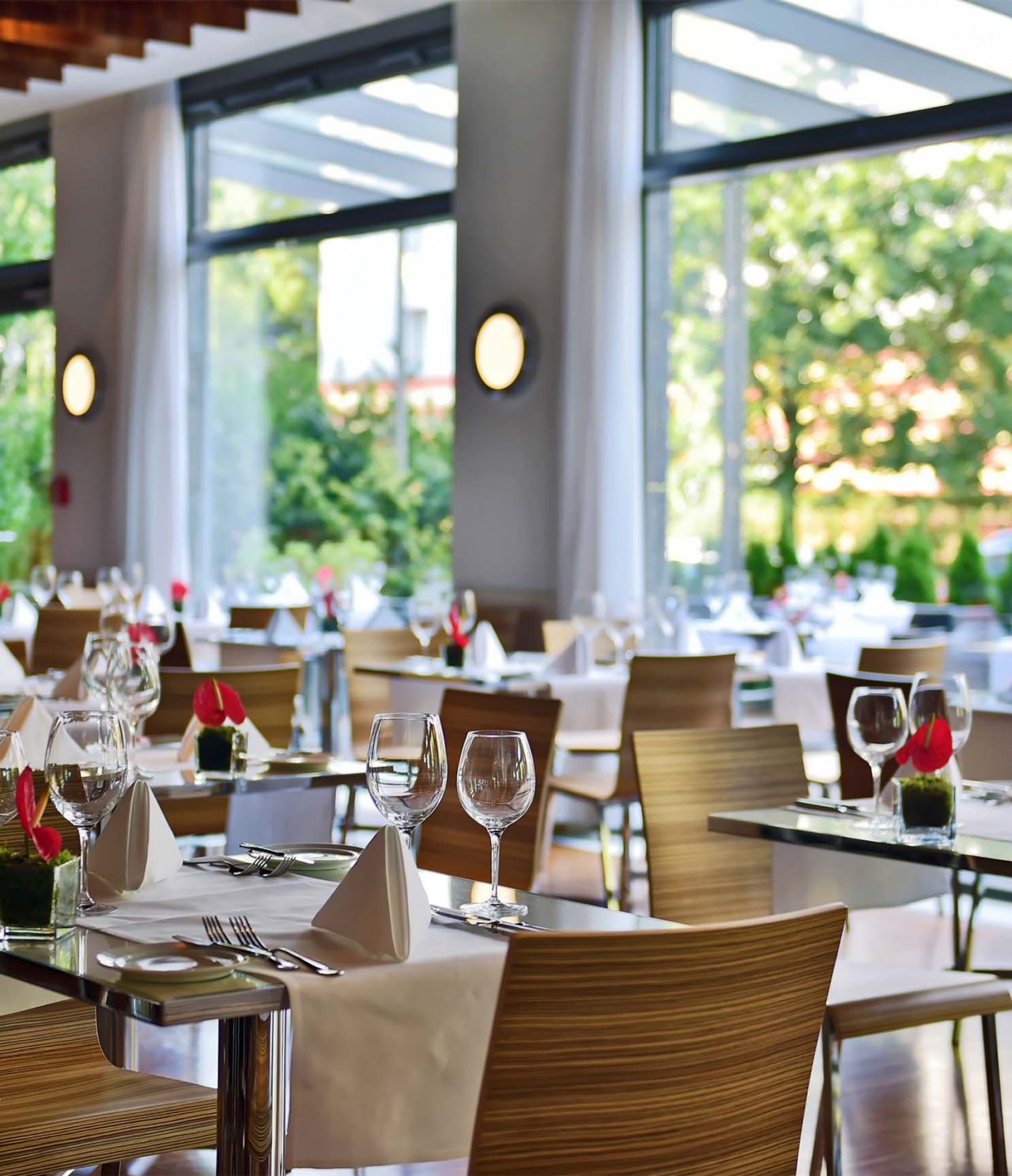 El restaurante Atlantis, del Hotel 4 Estrellas en Berlín, tiene una decoración limpia y sofisticada