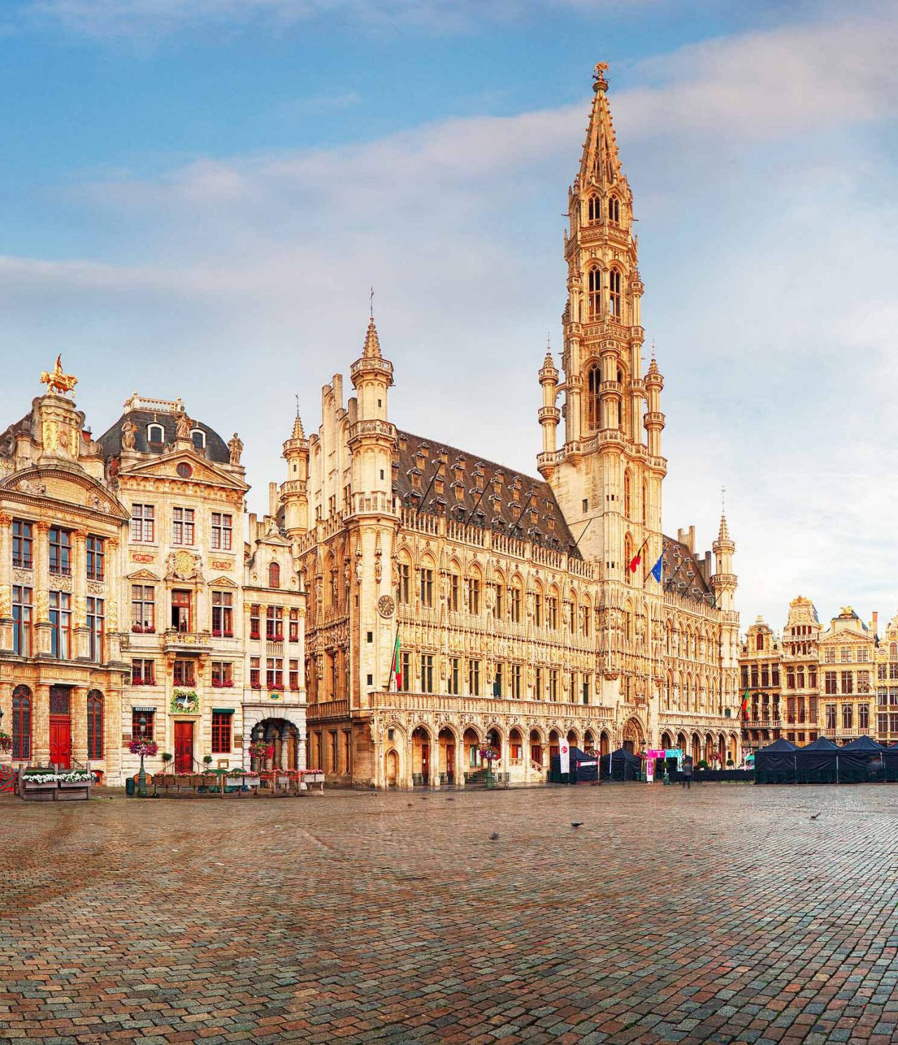 Alójese en un hotel en Bruselas, Bélgica, cerca del centro y visite la plaza central Grand Place