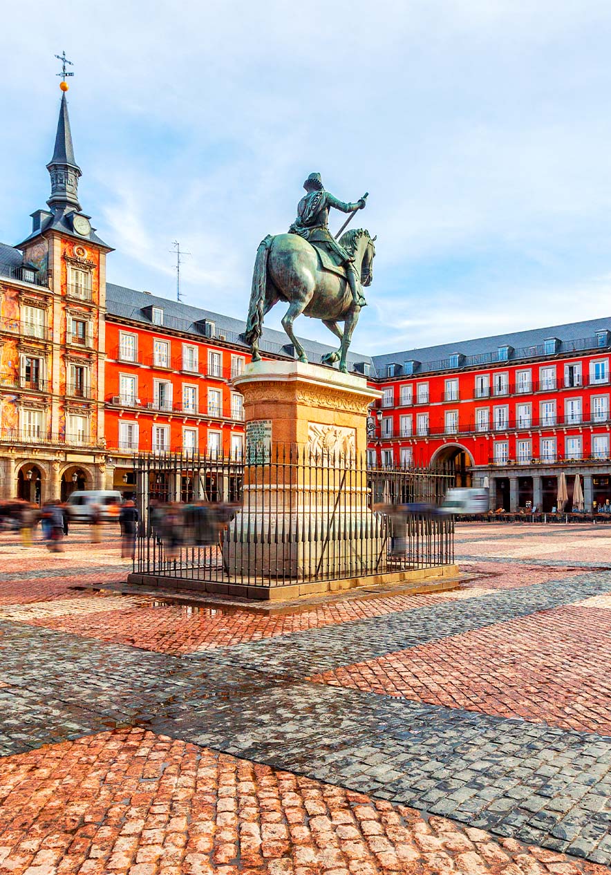 Plaza Mayor de Madrid, construida en el siglo XVII, rodeada de arquitectura barroca y arcos