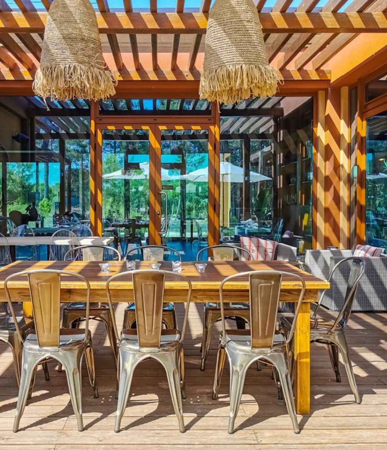 El restaurante Grão de Bico, del Eco Resort a 10 minutos de la Playa da Comporta, tiene una agradable terraza con mesas