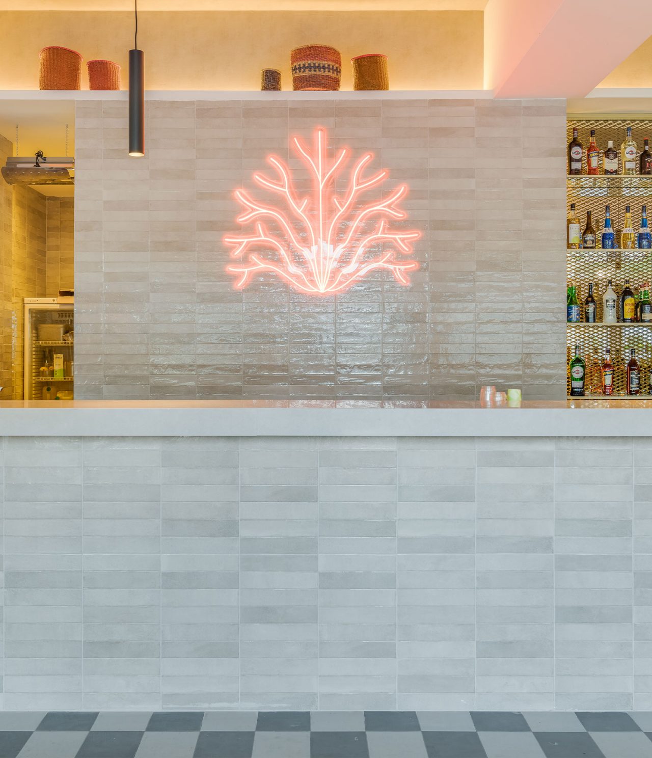 El bar Coral, del Hotel Todo Incluido en el Algarve, tiene una luz LED en forma de coral y un mostrador decorativo