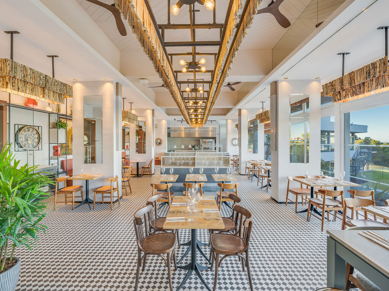 El restaurante Fuego, del Hotel Todo Incluido en el Algarve, tiene una decoración moderna y varias mesas con vista al jardín