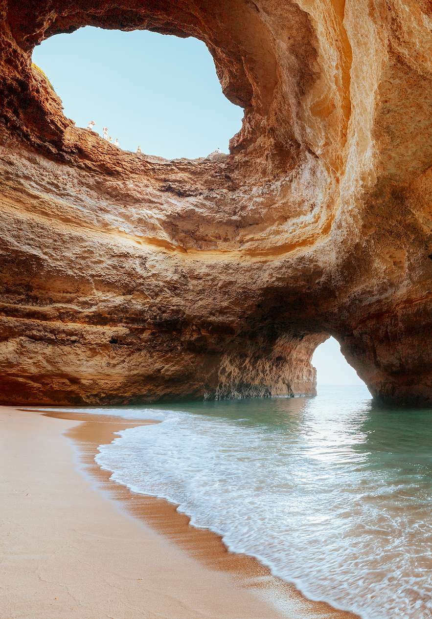 Las cuevas del Algarve son formaciones rocosas, iluminando aguas cristalinas que reflejan tonos azules y verdes