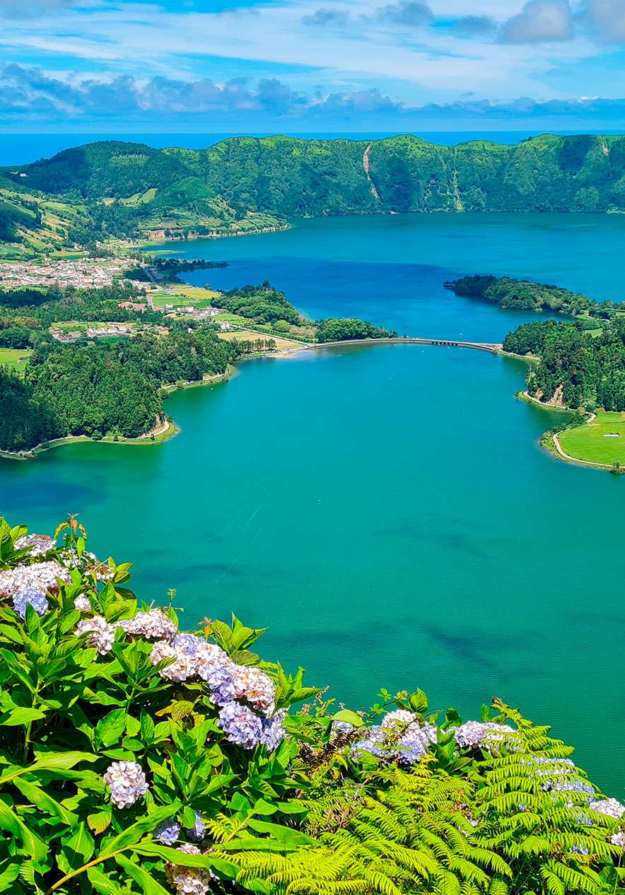 Vista aérea de la Lagoa das Sete Cidades, con las dos lagunas azul y verde entre densa vegetación