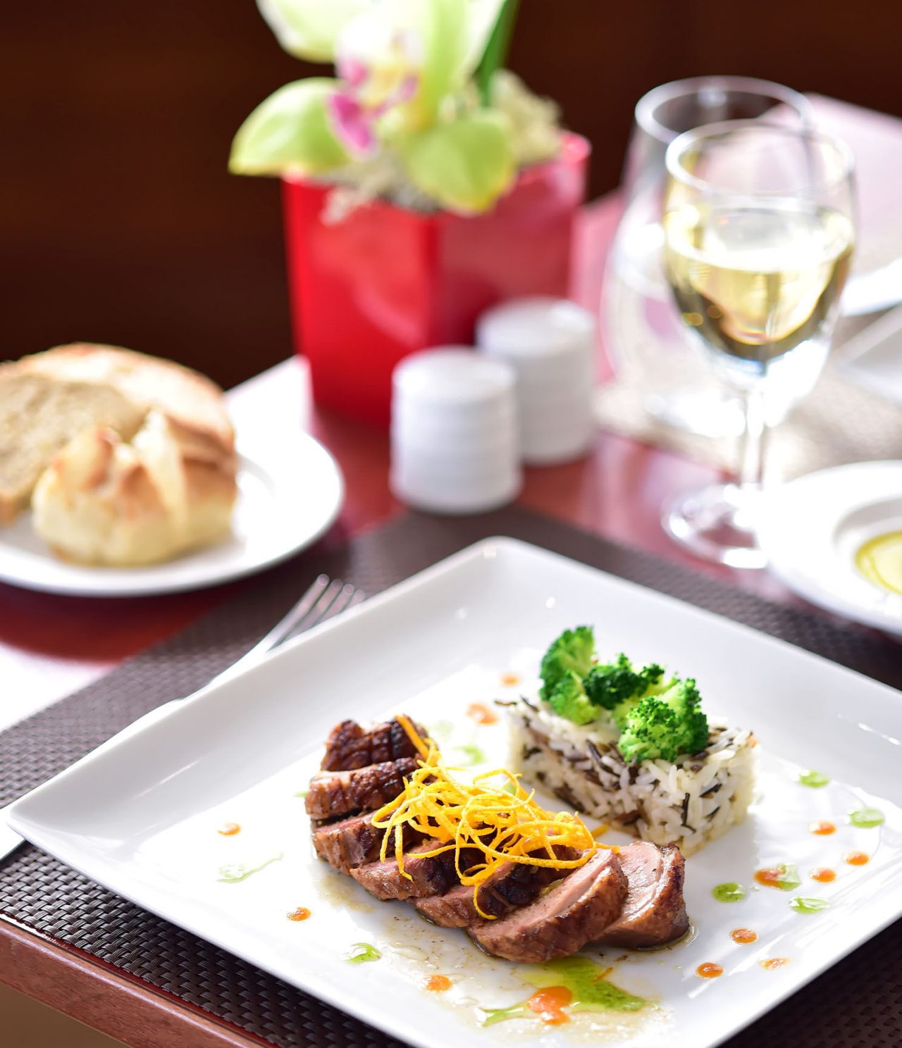 El bar Atlântico, del Hotel 4 Estrellas en Cascais, sirve platos como pato con arroz salvaje