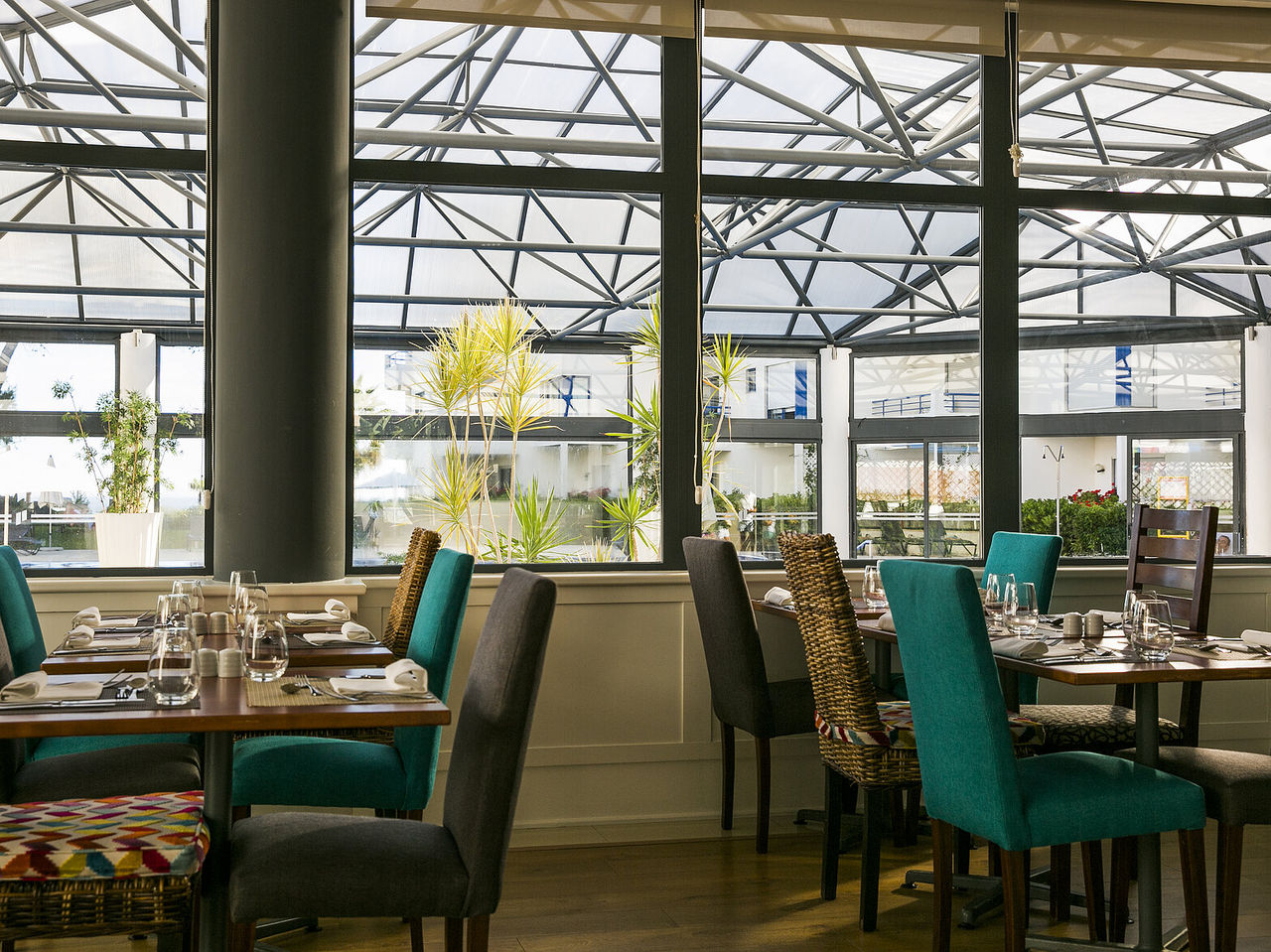 El restaurante Oceano, del Hotel 4 Estrellas en Cascais, ofrece un espacio para disfrutar de una comida completa