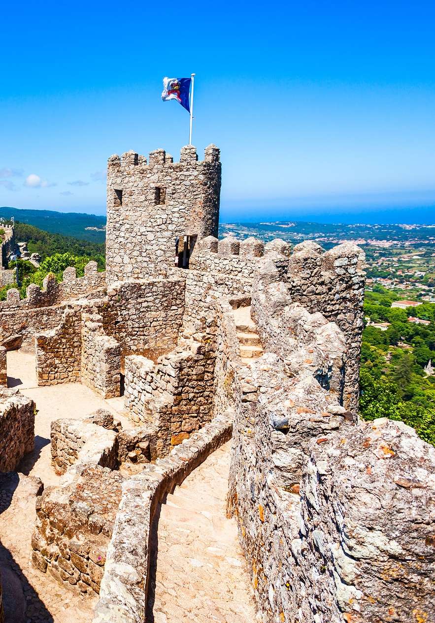 Vista panorámica del Castillo de los Moros en Sintra, con murallas, torres y un paisaje maravilloso