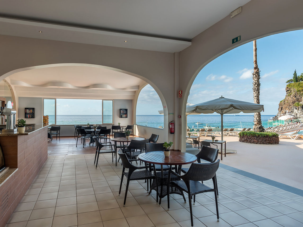 El bar Atlântico, del Hotel en el Centro de Funchal, Madeira, tiene una terraza interior y exterior con vista al mar