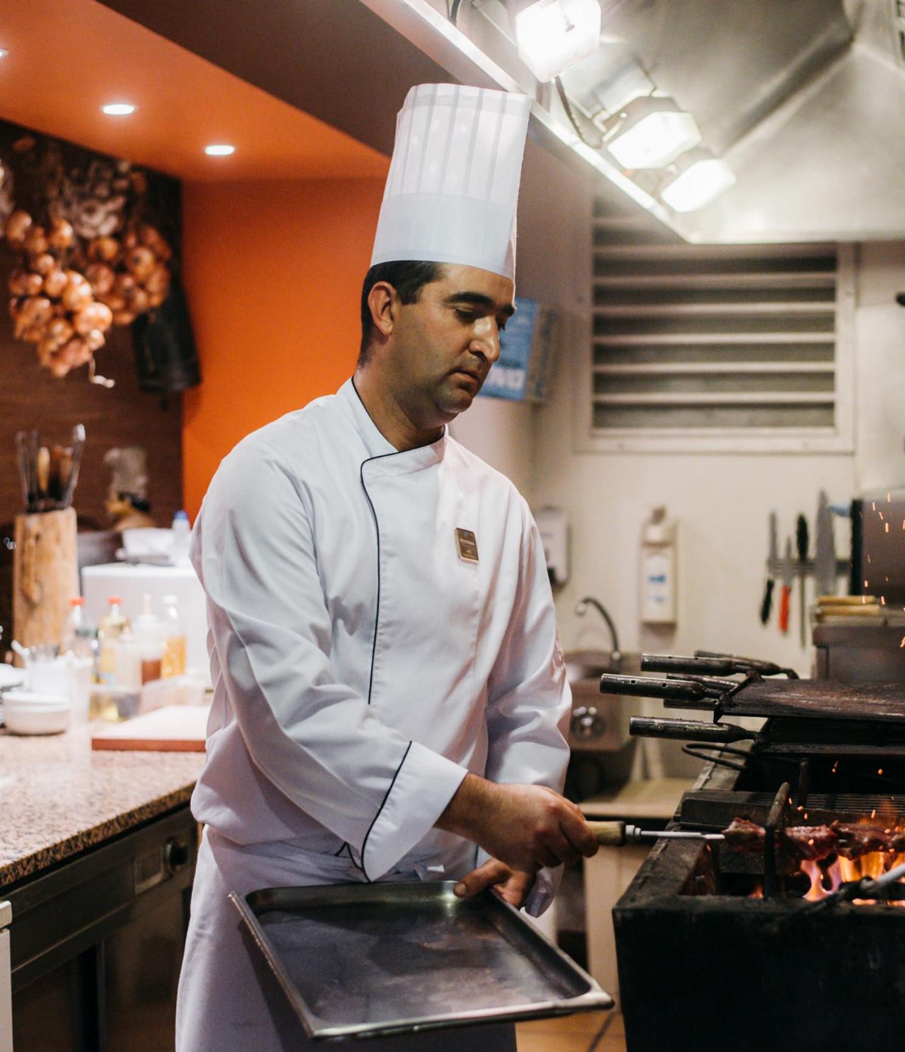 El restaurante Adega Madeirense, del Hotel 4 Estrellas en el Centro de Funchal, tiene un chef asando carne a la parrilla