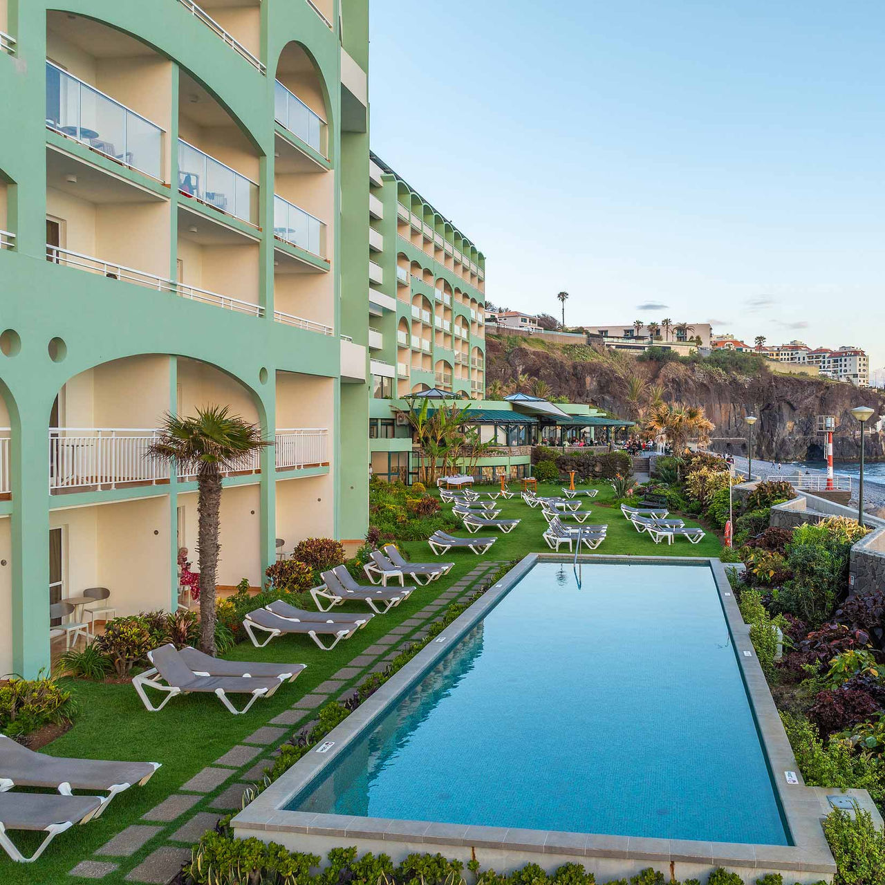 Fachada exterior del Pestana Ocean Bay All Inclusive, un hotel de 5 estrellas en Funchal, Madeira, con piscina