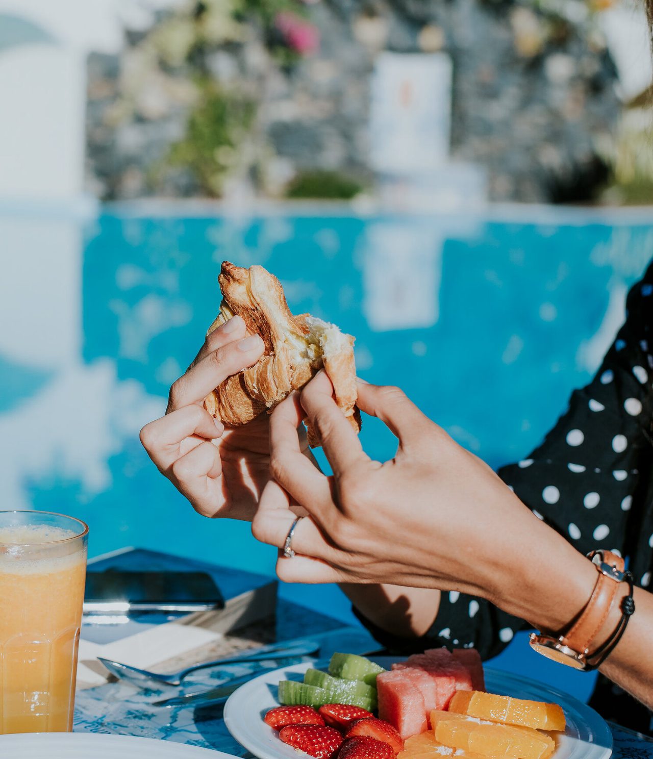El restaurante A Proa del hotel romántico en Funchal, Madeira, tiene jugo, un plato de fruta y croissants
