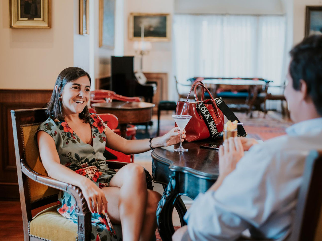 El bar Cocktail del hotel romántico en Funchal, Madeira, tiene una mesa para charlar mientras bebes algo