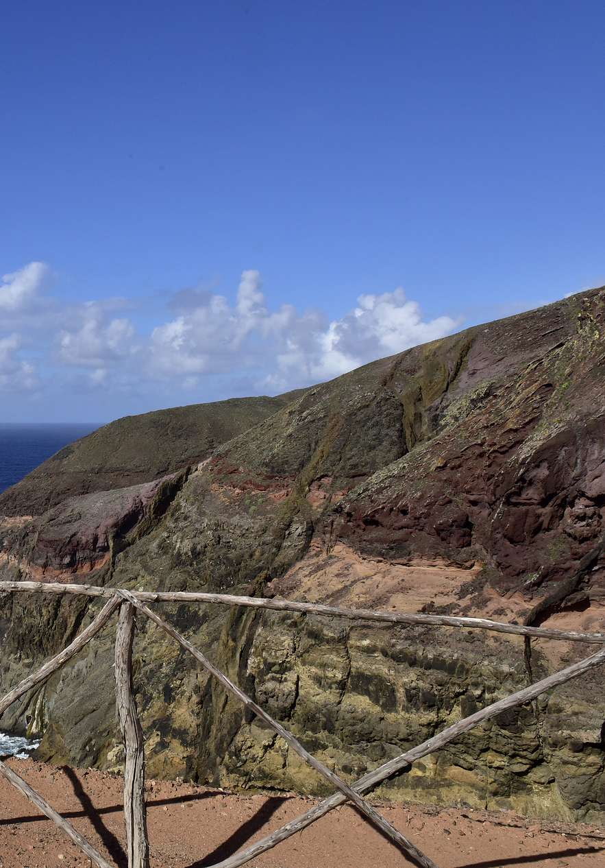 Senderos en la isla de Porto Santo, en medio de la naturaleza, con elevaciones junto al mar