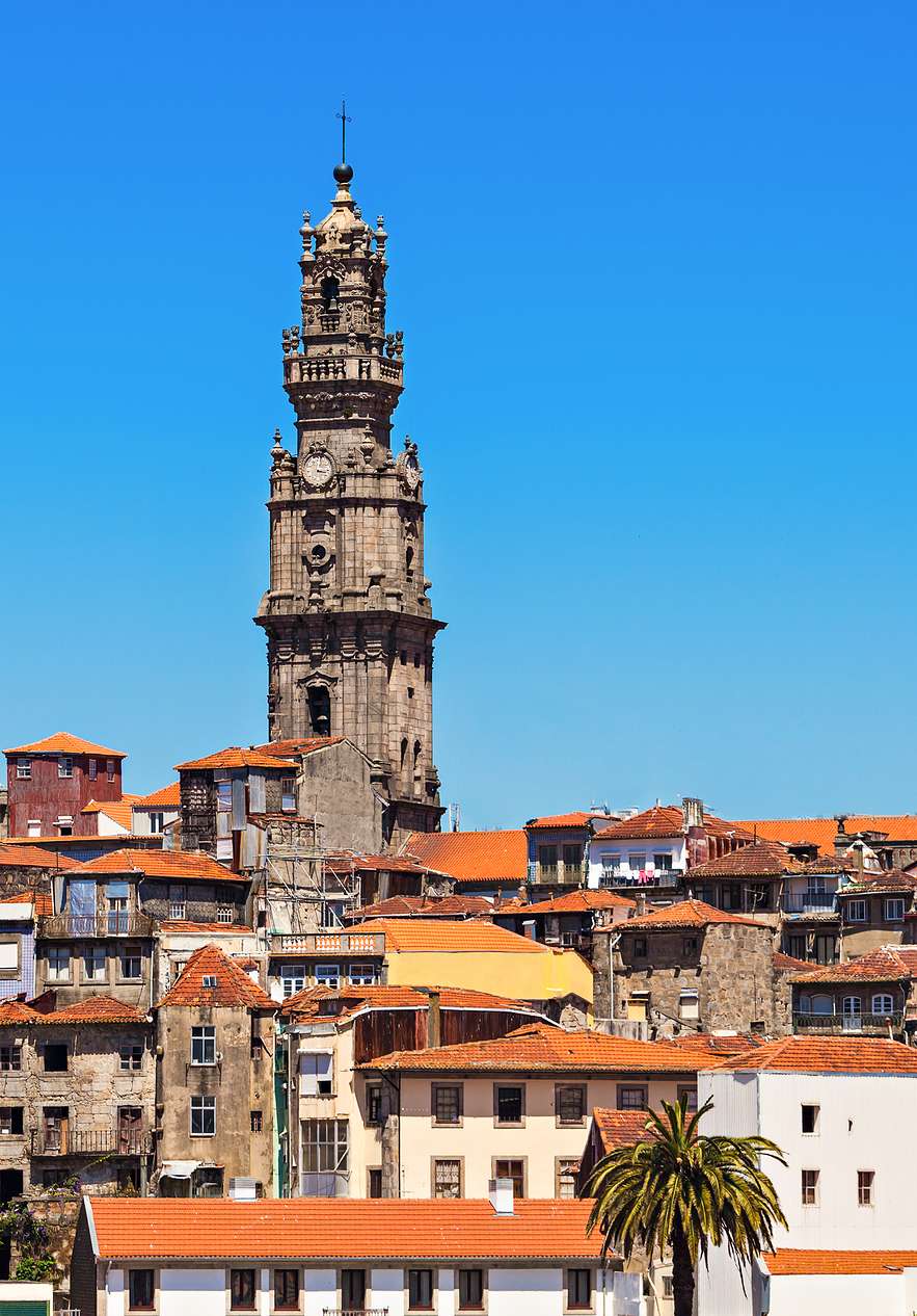 Torre de los Clérigos en Oporto, uno de los monumentos más emblemáticos de la ciudad, diseñado por Nicolau Nasoni