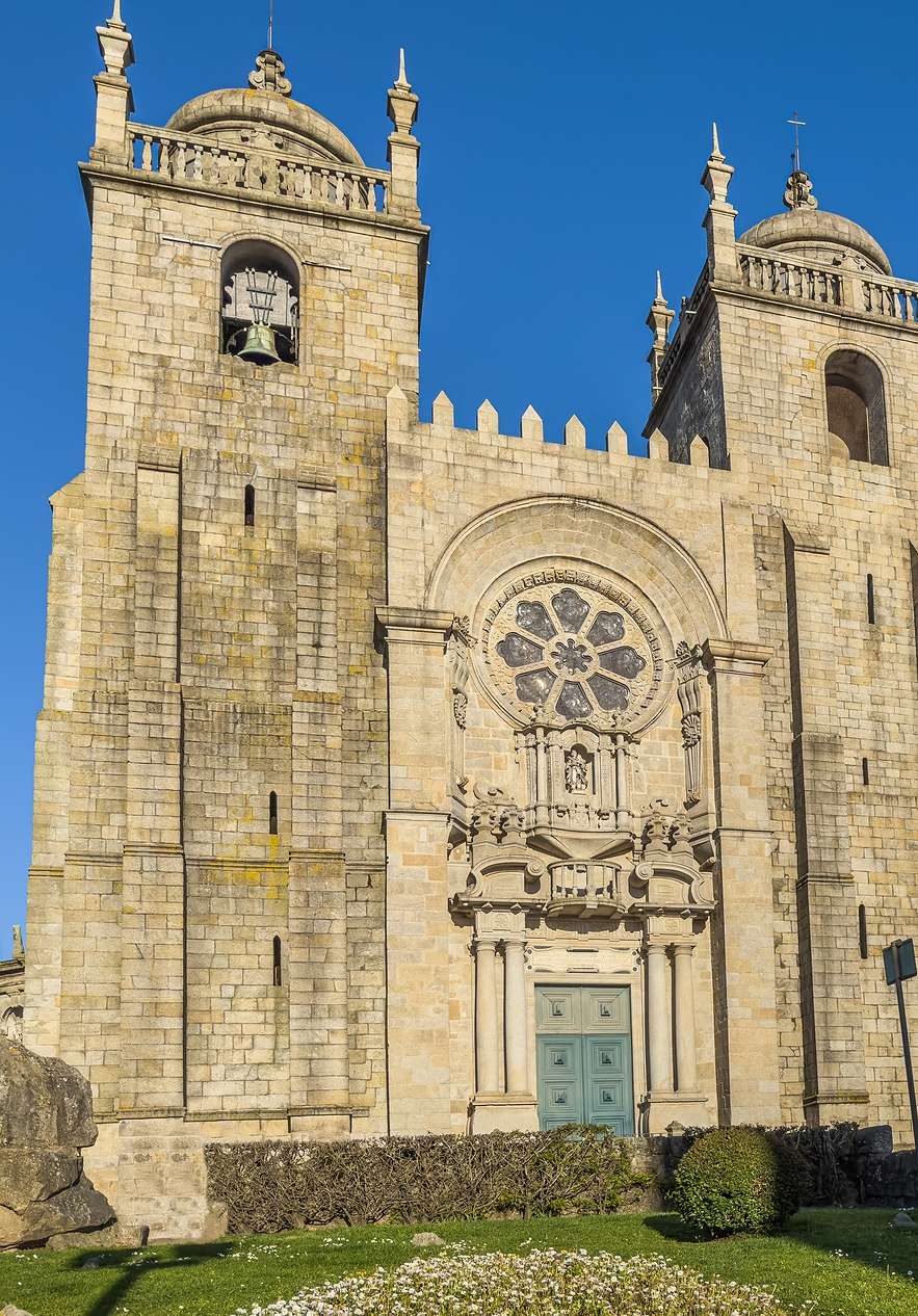 La Sé de Oporto es una catedral imponente, combinando varios estilos arquitectónicos y ofreciendo vistas