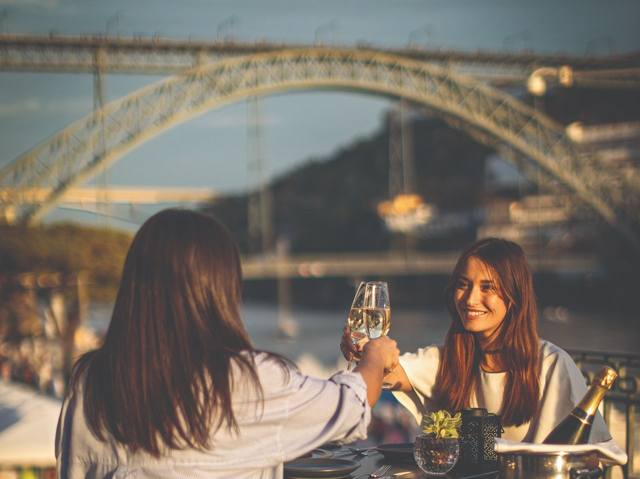 El Vinology Wine Bar, del Hotel de 5 Estrellas en el Centro de Oporto, tiene una terraza junto al río.