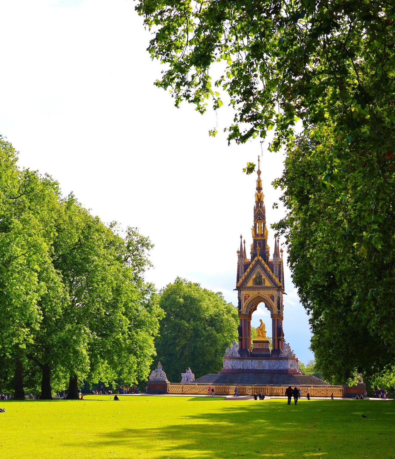 Vista de un monumento histórico de Londres, con una estatua dorada en el centro y una torre con detalles dorados