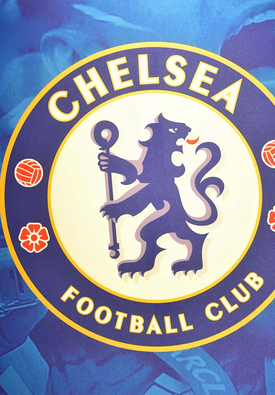 Emblema del Chelsea Football Club, con fondo azul y aficionados cantando en un partido, con un león en el emblema