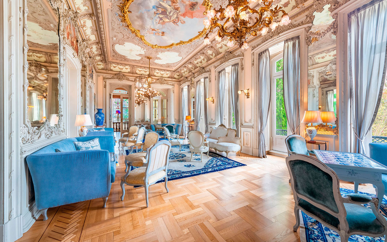 Sala con decoración histórica y techo detallado en un hotel de lujo en Portugal, que pertenece a la marca Pestana Collection