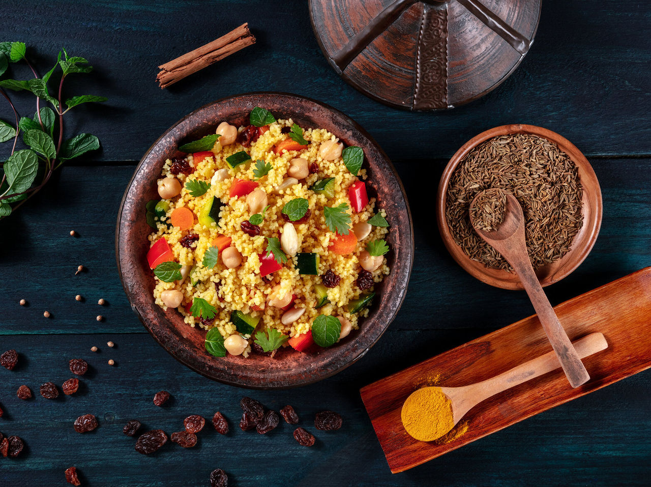 Couscous, um prato típico que pode comer em Casablanca, servido em louça tradicional e acompanhado de diversas especiarias