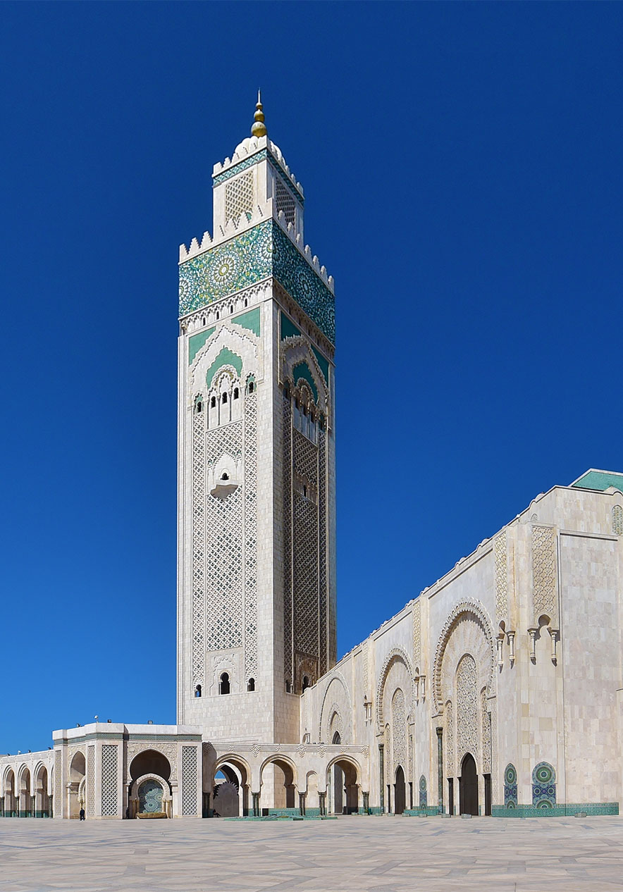 A Mesquita Hassan II em Casablanca é a maior da África, com um minarete de 210 metros, parcialmente sobre o Atlântico