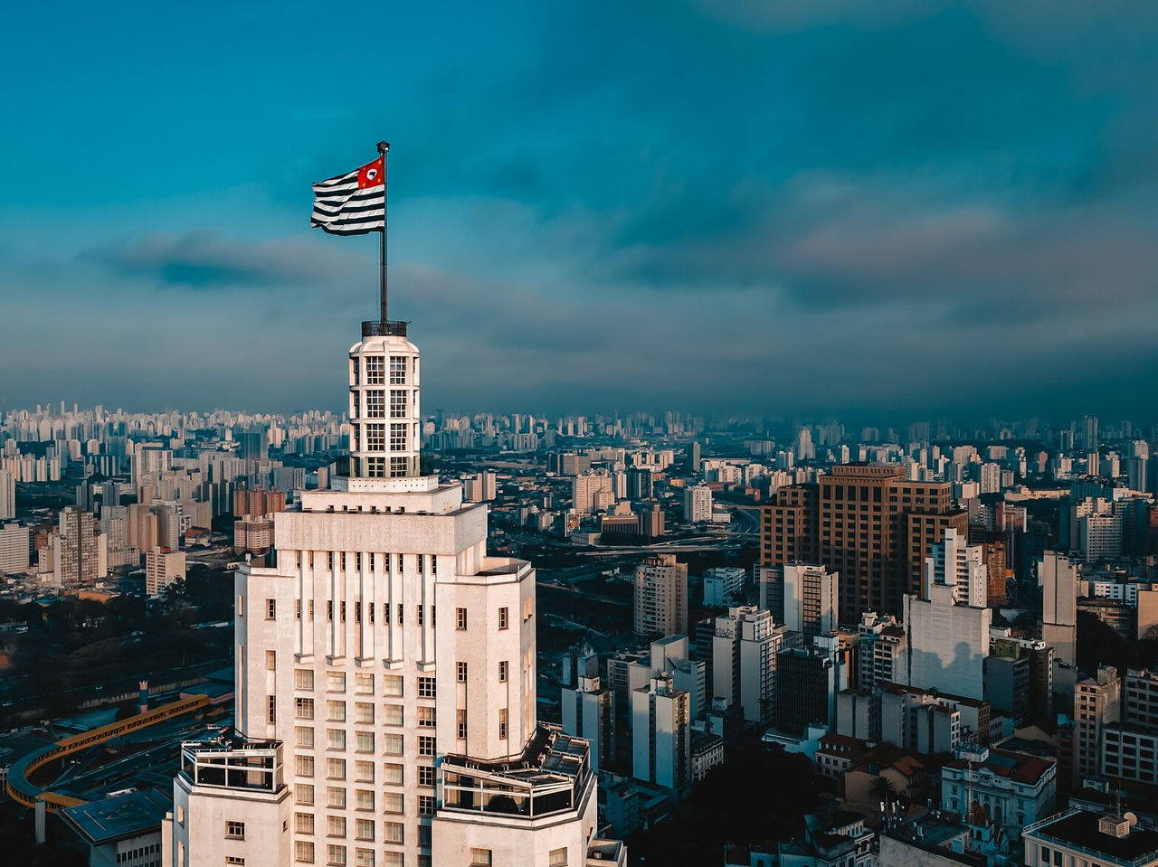 Vista aérea de um prédio alto em São Paulo, destacando a paisagem urbana