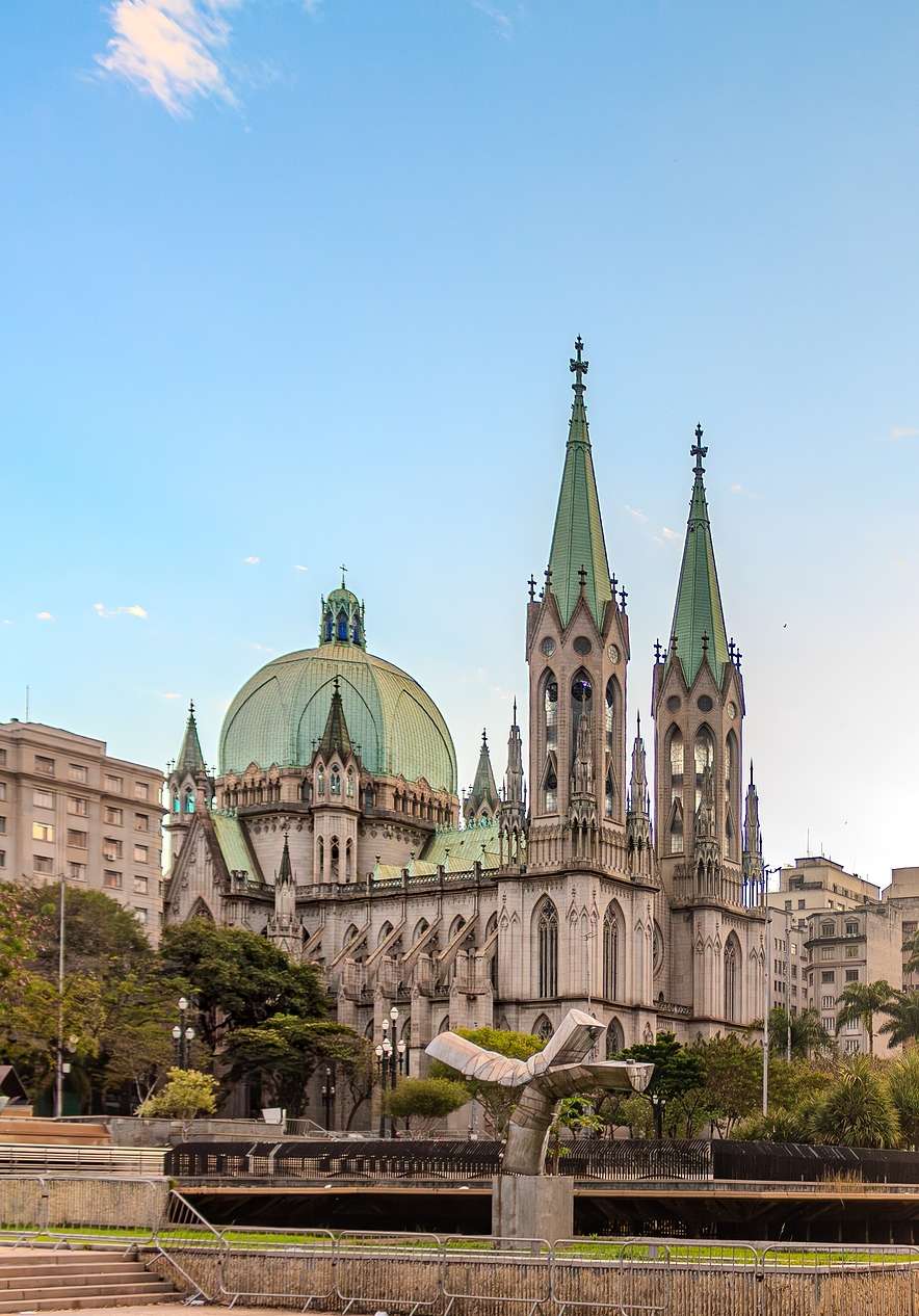 Catedral da Sé em São Paulo, na Praça da Sé, uma catedral com arquitetura neogótica, torres altas e detalhadas, 