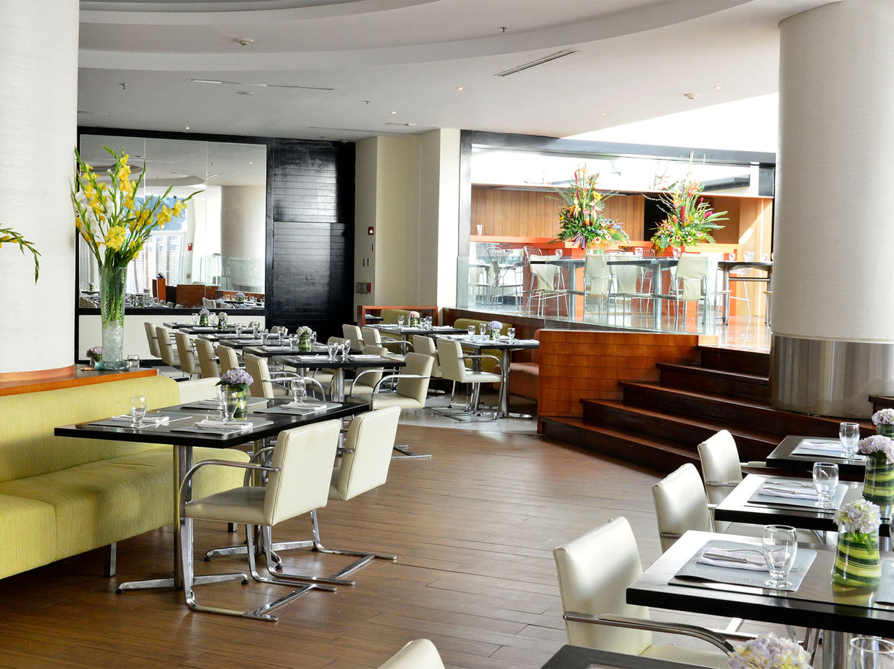 O restaurante Ribeira Brava, do Hotel em Caracas, tem um ambiente elegante e acolhedor com sofás e cadeiras alcochoadas