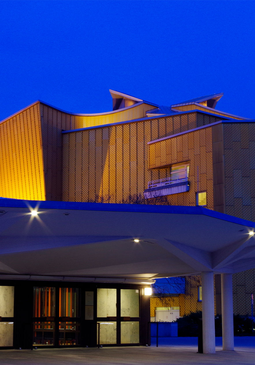Vista exterior de noite da orquestra Filarmônica de Berlim