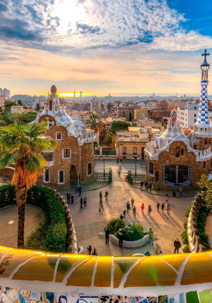 O Park Guell em Barcelona é um parque colorido e único, com mosaicos vibrantes e arquitetura ondulante