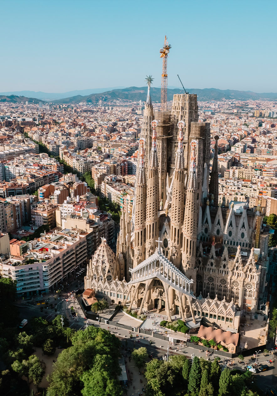 A Sagrada Família em Barcelona é uma imponente basílica com torres altas e uma arquitetura detalhada