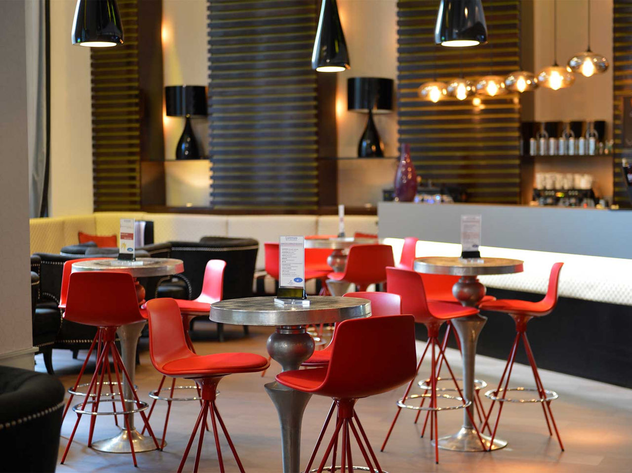 O bar Lobby, do Hotel em Barcelona, é um espaço acolhedor com várias mesas, onde pode beber bebidas e acompanhar com snacks