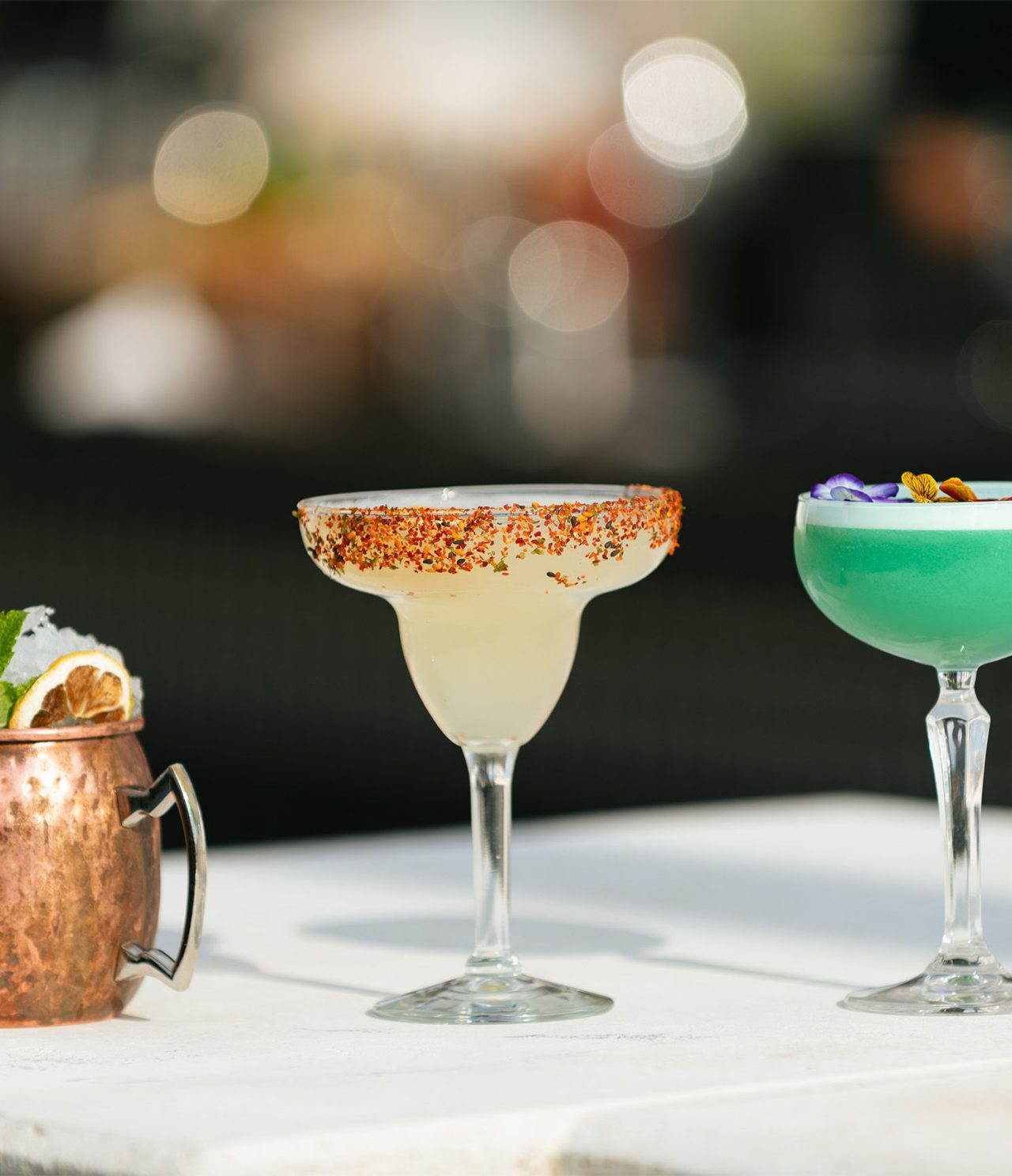 O bar Rooftop Bar, do Hotel no Centro de Madrid, em Espanha, tem margaritas e cocktails verdes