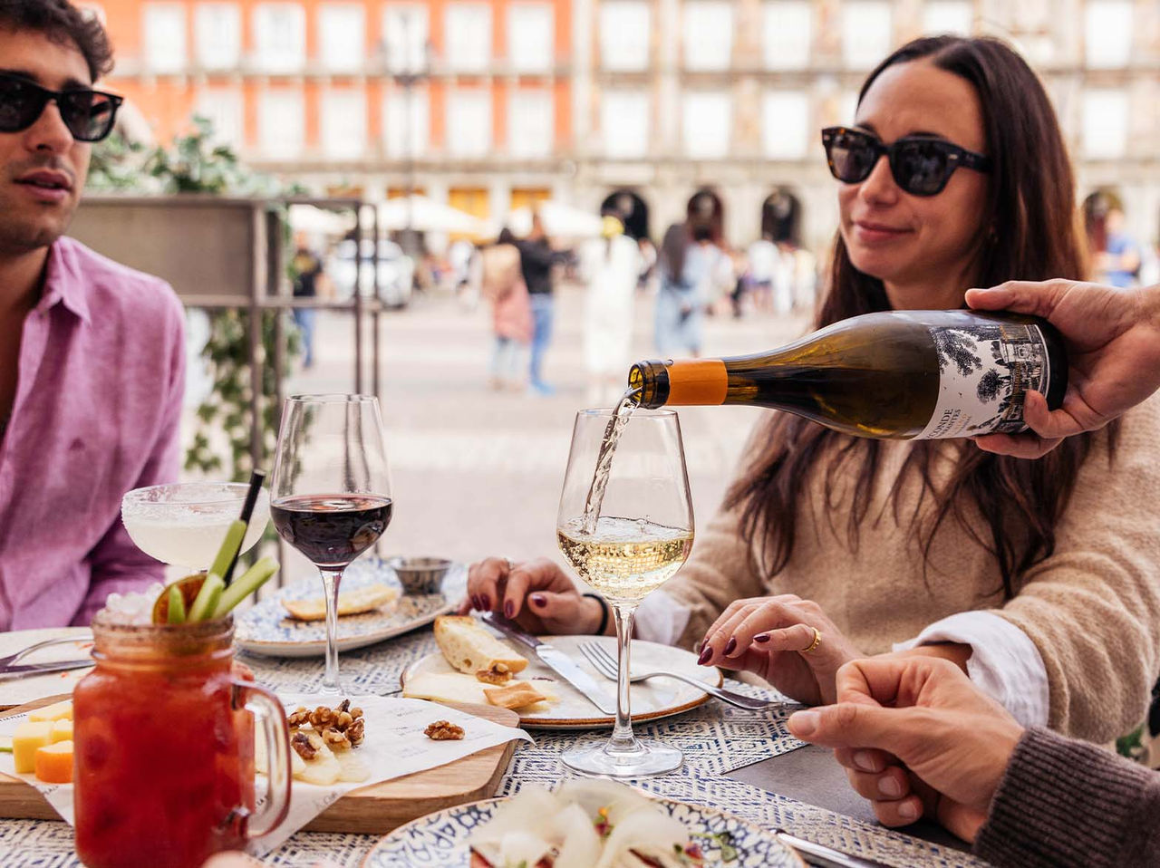 O restaurante Café de La Plaza, do Hotel no Centro Histórico de Madrid, serve refeições como tapas com vinho branco