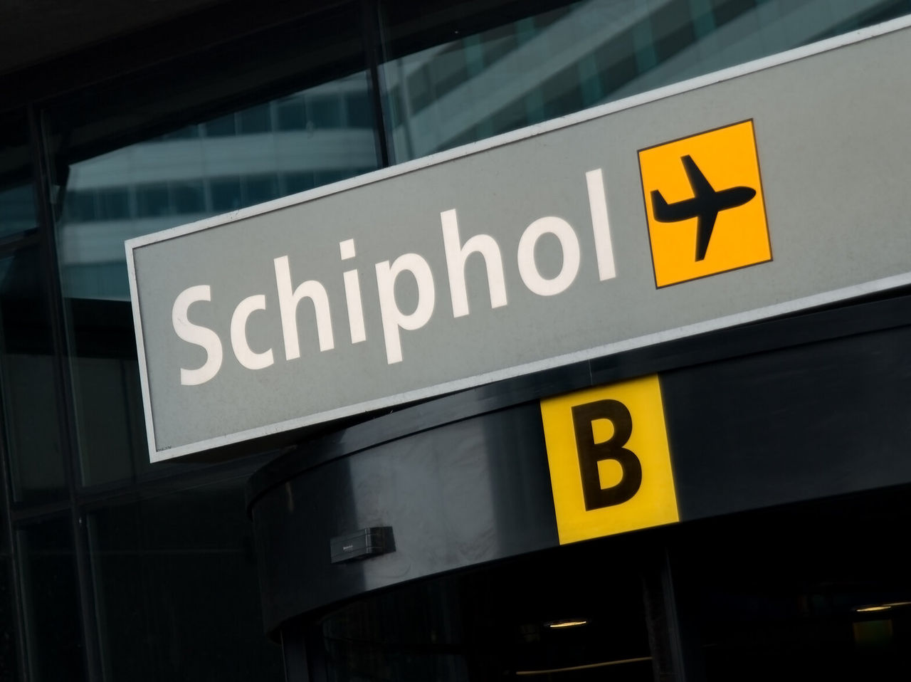 Placa cinzenta com letras brancas indicando o terminal B do aeroporto de Schiphol em Amsterdão, na Holanda