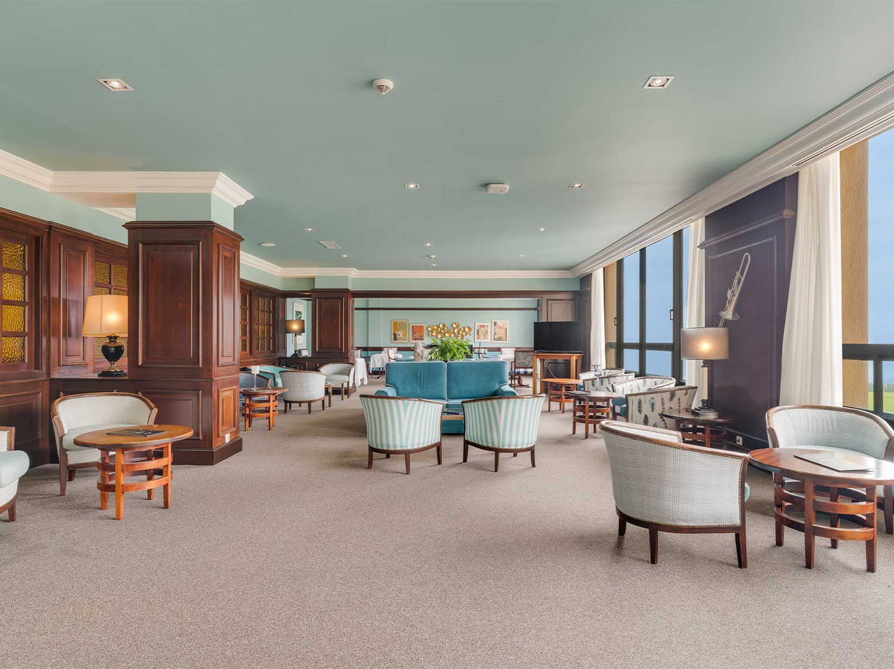 O bar Aqqua, do Hotel 4 Estrelas nos Açores, tem um amplo espaço, com várias cadeiras e sofás onde pode beber uma bebida