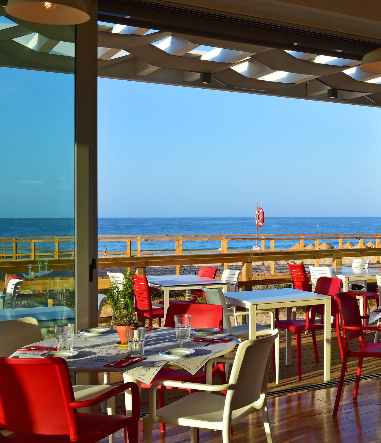 O restaurante Sea Deck, do Hotel Premium no Algarve, tem uma esplanada com vista mar