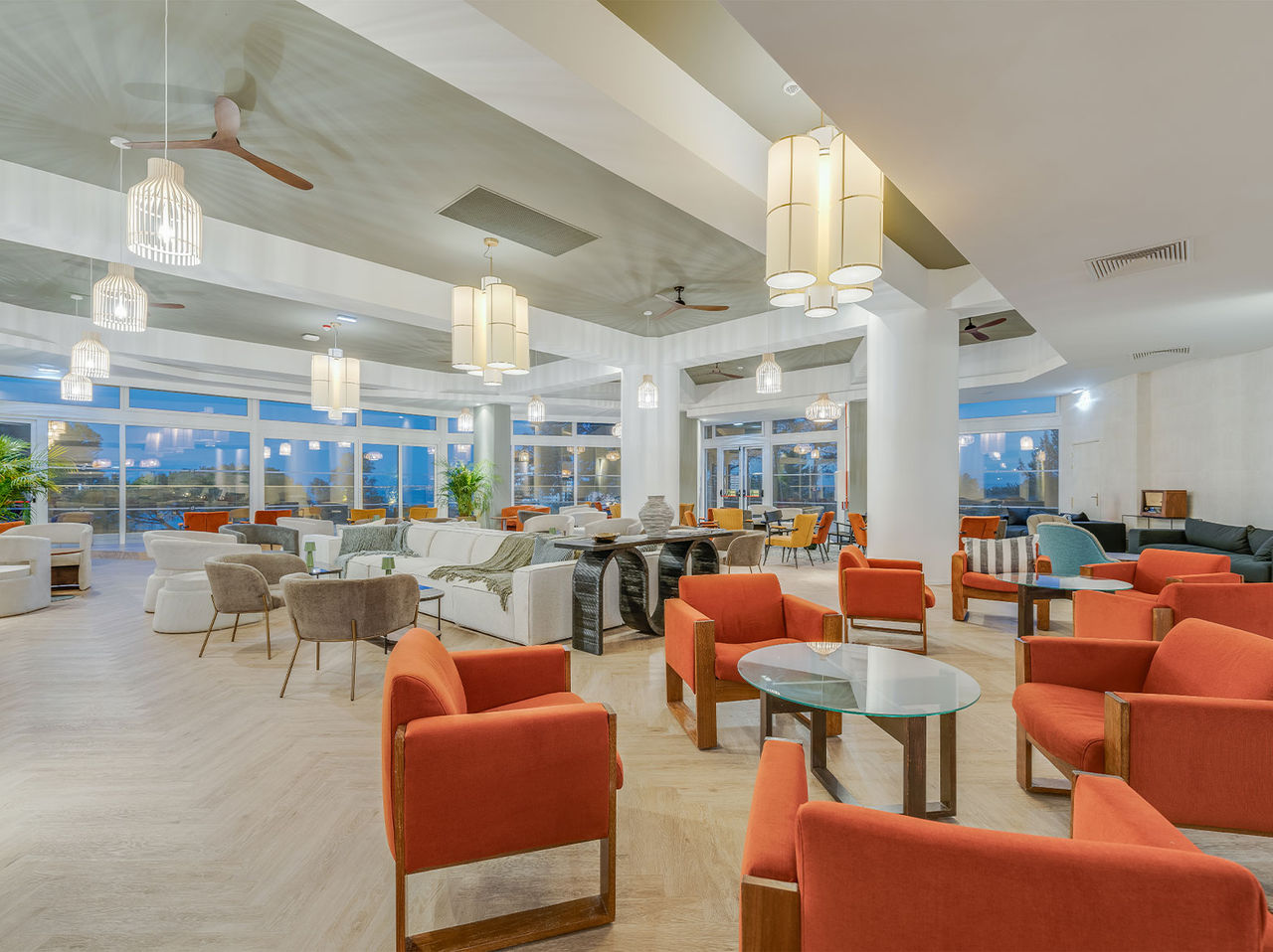 O bar Bubbles, do Hotel Tudo Incluído no Algarve, tem várias mesas onde se pode sentar e beber uma bebida fresca ou cocktail