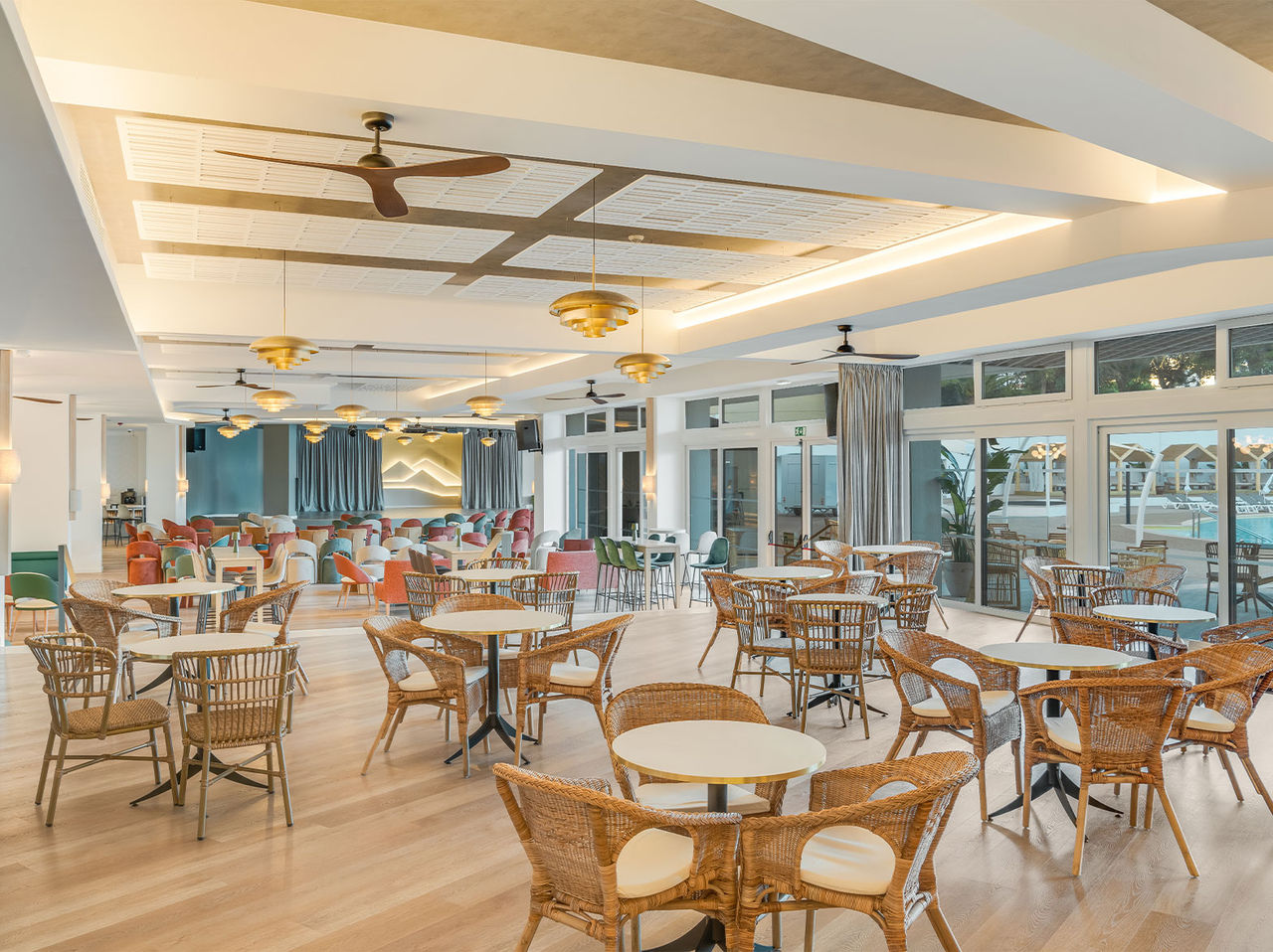 O bar Coral, do Hotel Tudo Incluído no Algarve, tem muita luz natural e várias mesas para se sentar e beber uma bebida fresca