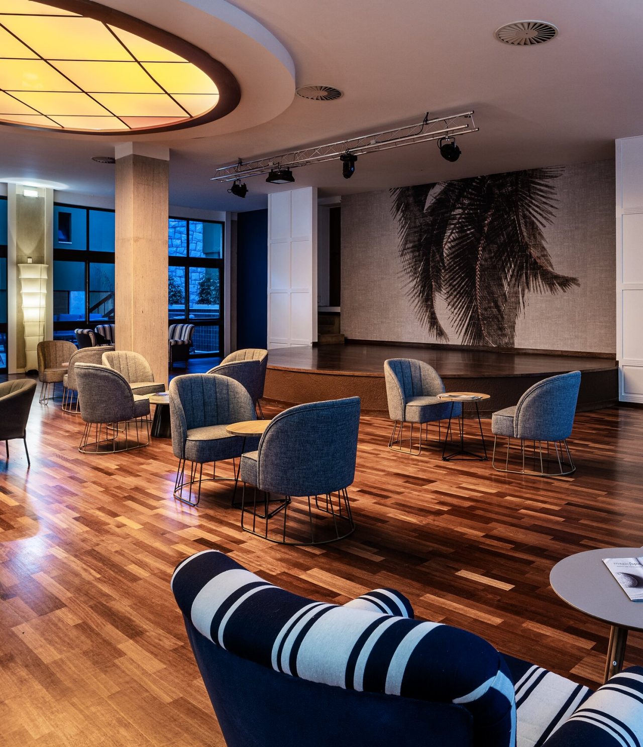 O bar do Príncipe, do Hotel 4 Estrelas no Algarve, tem várias mesas com cadeiras almofadadas