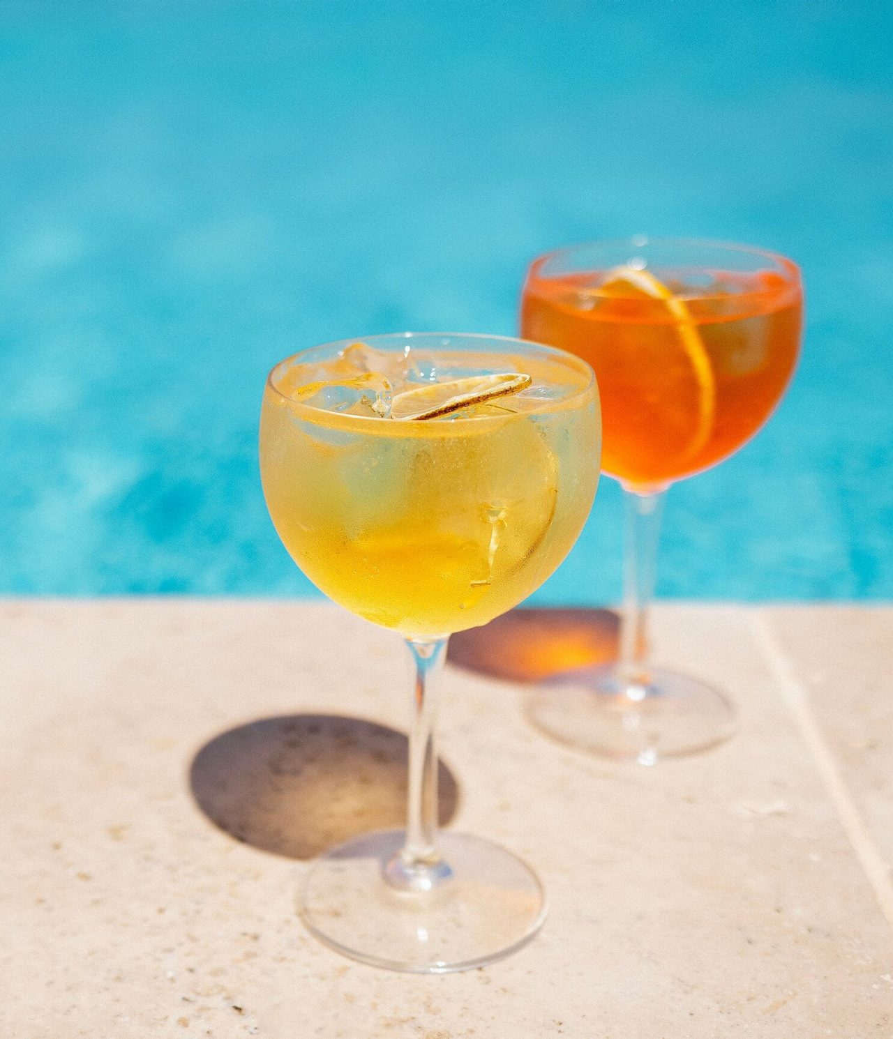 O restaurante Pool Bistro, do Hotel 4 Estrelas no Alvor, serve cocktails coloridos na piscina