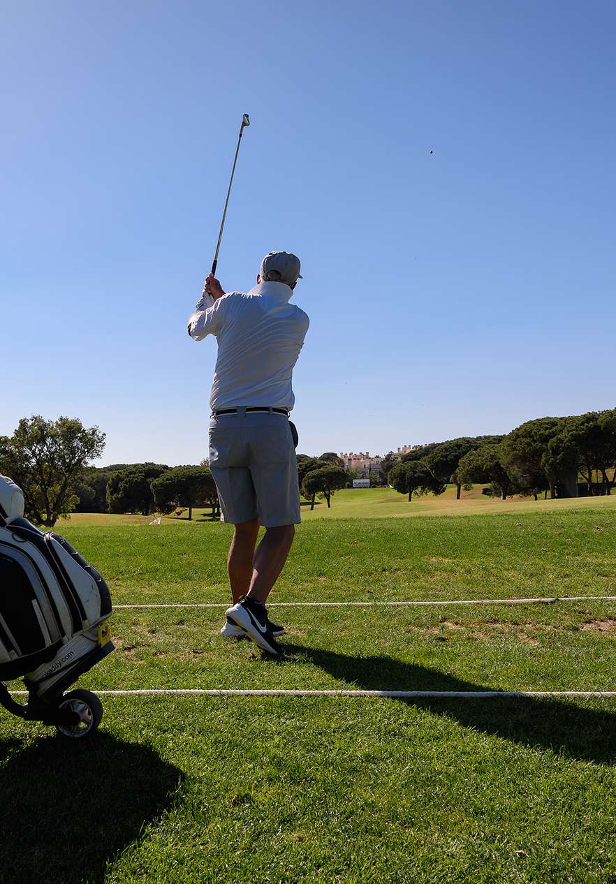 Homem a dar uma tacada em campo de golfe, no Pestana Vila Sol - Vilamoura, Hotel com Golfe e Spa no Algarve