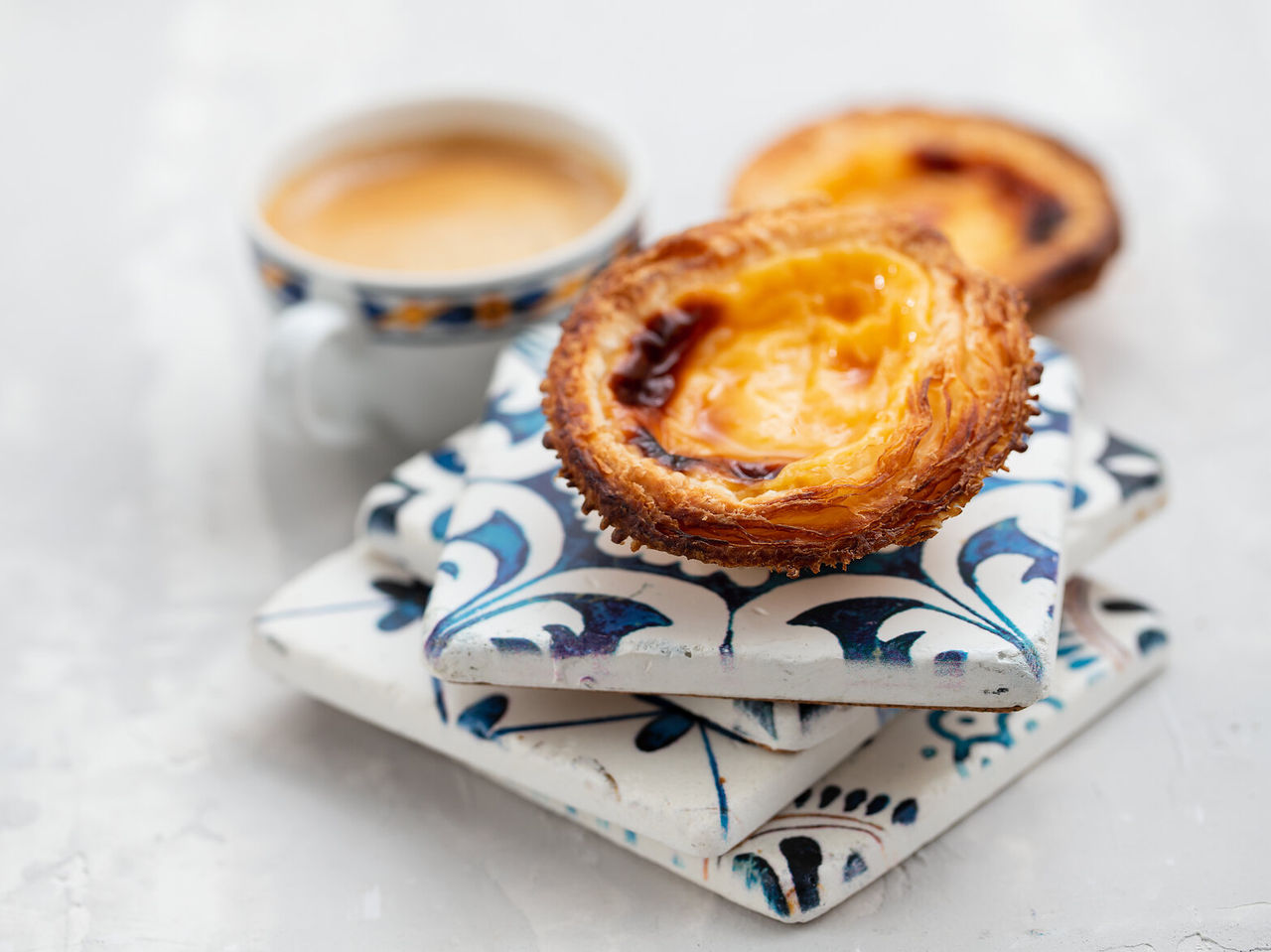 O famoso pastel de nata, uma iguaria típica portuguesa, acompanhado de um café expresso ou bica, como se diz na gíria
