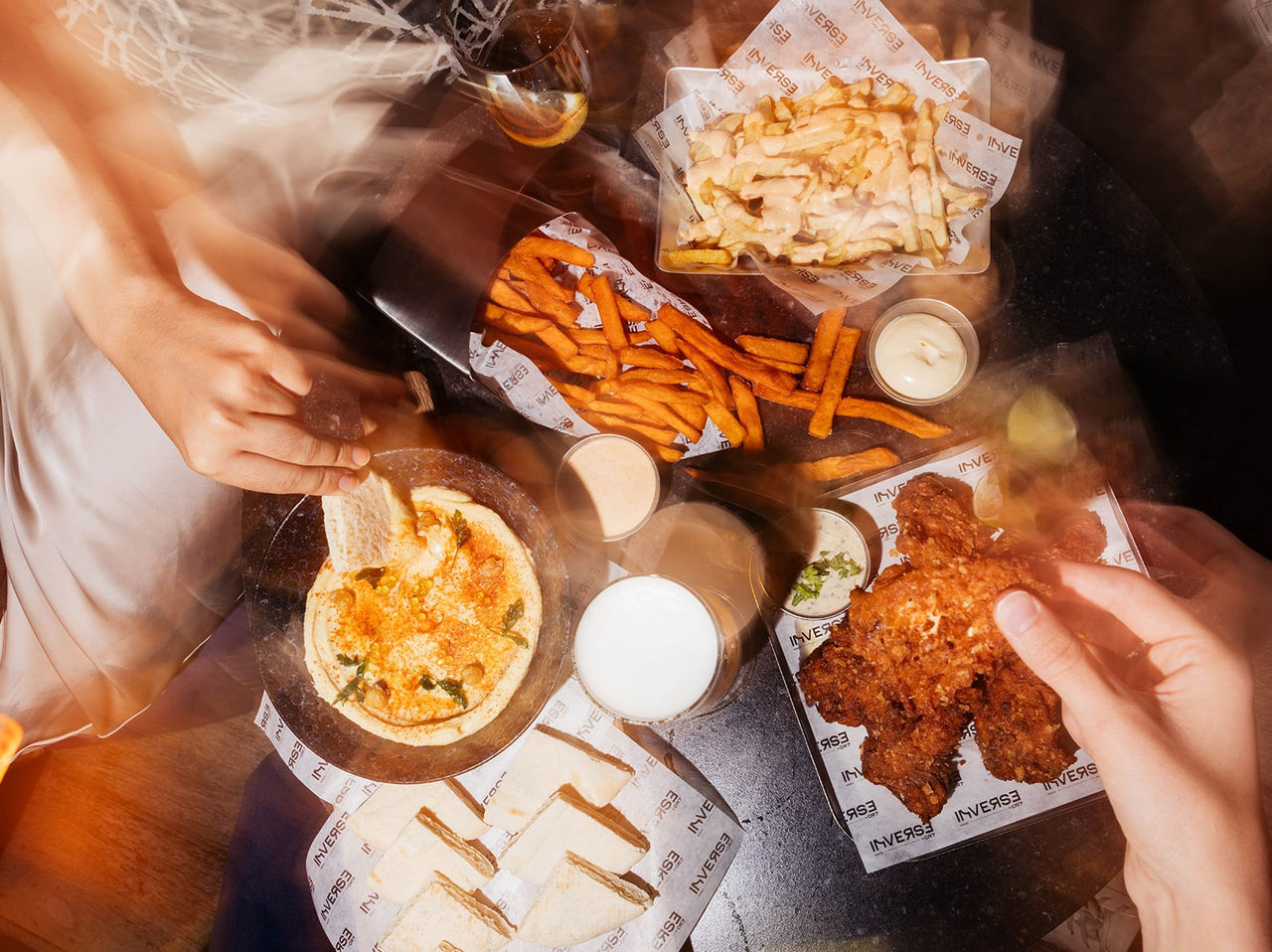 O restaurante Inverse by CR7, do Hotel no Centro Histórico de Lisboa tem uma mesa com petiscos variados.